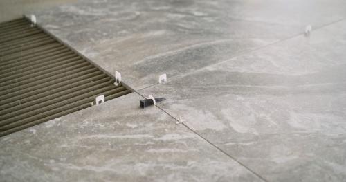 Как правильно подготовить поверхность для установки плиточных дорожек