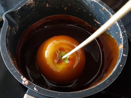 Яблоки в карамели на палочке. Яблоки в карамели, или немецкие сладости