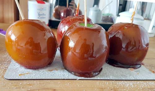 Яблоки в карамели на палочке. Яблоки в карамели, или немецкие сладости