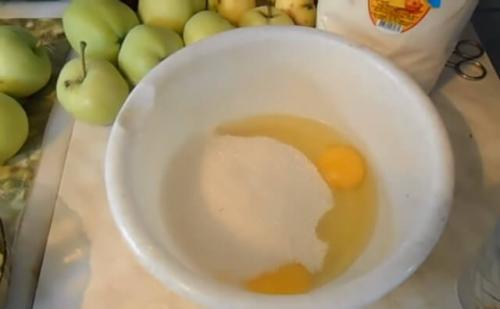 Пирог с карамелизированными яблоками на кефире. Заливной пирог с яблоками на кефире: 8 рецептов на быструю руку