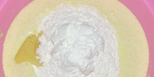 Пирог с карамелизированными яблоками на кефире. Заливной пирог с яблоками на кефире: 8 рецептов на быструю руку