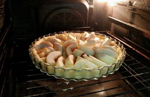 Как карамелизировать яблоки для пирога. Яблоки в карамели - но теперь в виде пирога