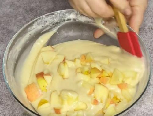 Шарлотка с карамелизированными яблоками на кефире. Шарлотка на кефире с яблоками в духовке. Пышная и вкусная. 9 простых рецептов