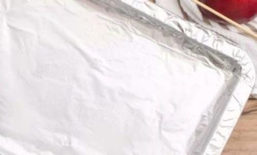 Яблоки на палочках в карамели. Яблоки в карамели на палочке