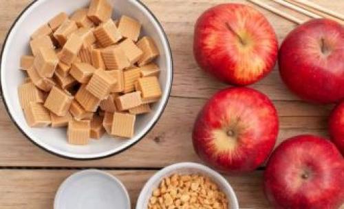 Яблоки на палочках в карамели. Яблоки в карамели на палочке