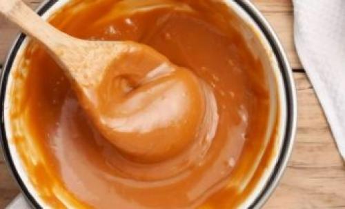 Яблоки на палочках в карамели. Яблоки в карамели на палочке