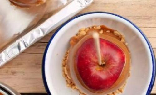 Яблоки на палочках в карамели. Яблоки в карамели на палочке