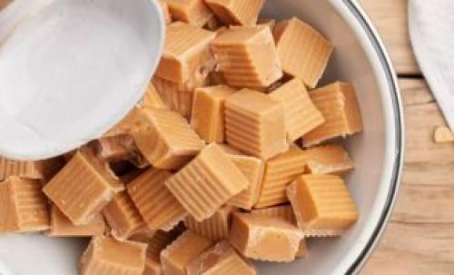 Яблоки на палочках в карамели. Яблоки в карамели на палочке