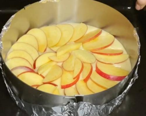 Шарлотка с карамелизированными яблоками на кефире. Шарлотка на кефире с яблоками в духовке. Пышная и вкусная. 9 простых рецептов