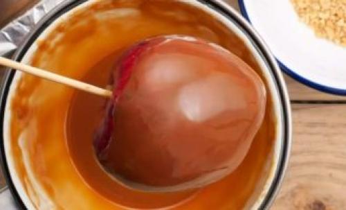 Яблоки на палочках в карамели. Яблоки в карамели на палочке