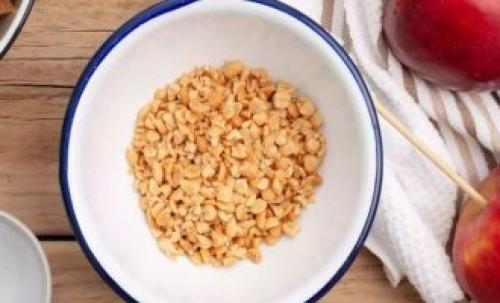 Яблоки на палочках в карамели. Яблоки в карамели на палочке