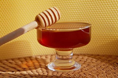 Откуда берётся гречишный мёд и как его производят. Описание и характеристика гречишного мёда