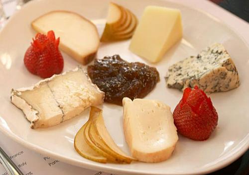 Как виноградный соус сочетается с разными видами сыра. Соус к сырной тарелке