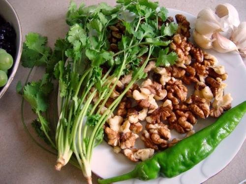 Как приготовить соус с виноградом и орехами. Соус из незрелого винограда и ежевики с грецкими орехами