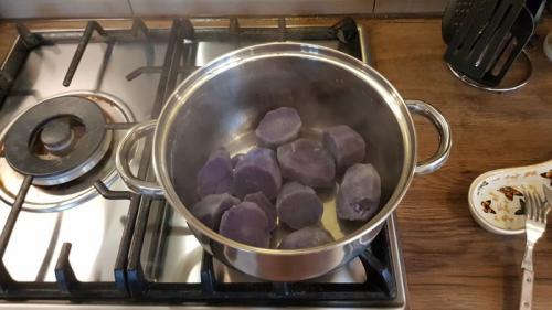 Дешевле ли выращивать фиолетовую картошку, чем покупать. Лиловый картофель сорта Сирень. Вкусный