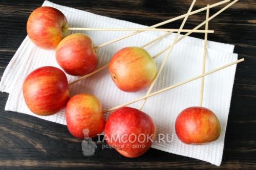 Яблоки в карамели на палочке 02