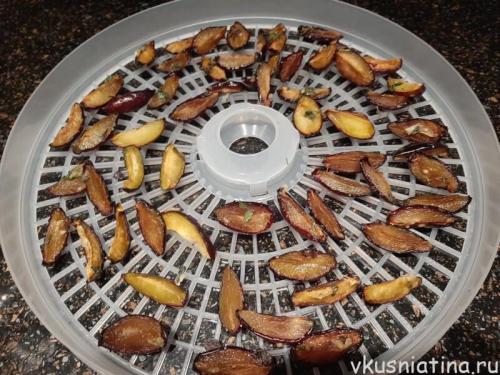 Вяленый чернослив рецепт. Вяленая слива с чесноком и прованскими травами в масле