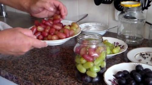 Что можно приготовить из винограда с косточками на зиму. Виноградный компот