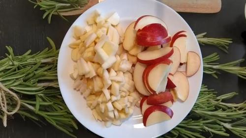 Шарлотка из недозрелых яблок. Пышная шарлотка с яблоками в духовке: 16 простых классических рецептов