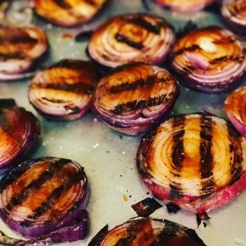 Жареный красный лук. Красный лук на гриле