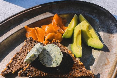 В каких блюдах чеснок лучше всего проявляет свои вкусовые качества. Сезон молодого чеснока и три рецепта блюд с острым вкусом