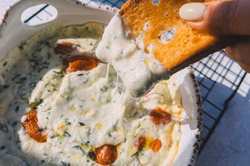 В каких блюдах чеснок лучше всего проявляет свои вкусовые качества. Сезон молодого чеснока и три рецепта блюд с острым вкусом
