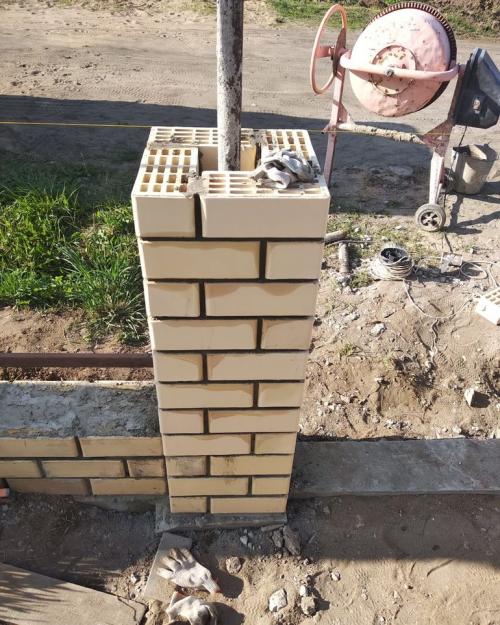 Что нужно для строительства столбов и забора из кирпича Что нужно для строительства столбов и забора из кирпича